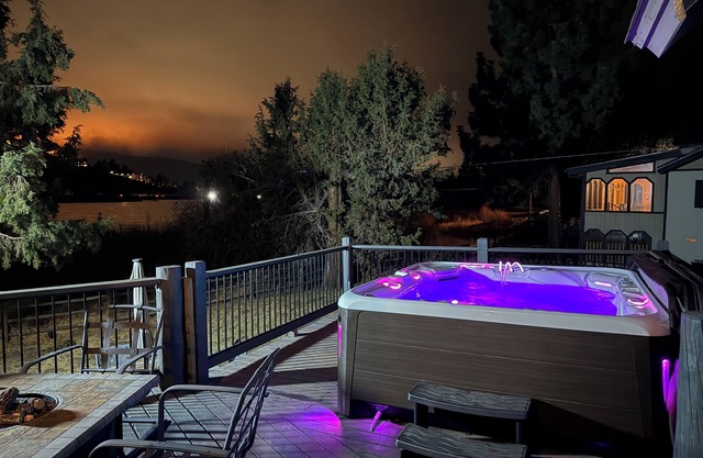 Luxury Cabin! Lake View, Hot Tub, Theater, Billiards.