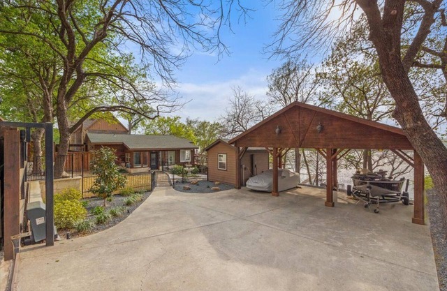 Luxury Cabin on the Lake!