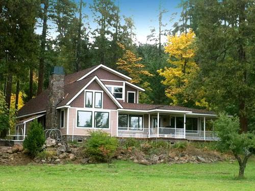 Luxury Cabin Rental in the Cascade Mountains near Crater Lake, Southern Oregon