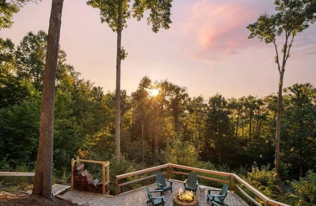 Luxury Cabin w Views, Hot Tub, Fire, 13mi>DT, Pets OK