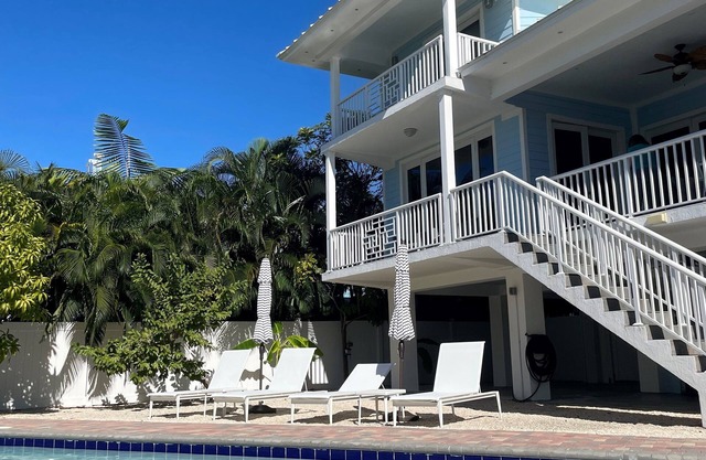 Luxury Cape Cod Villa with pool and Tiki patio
