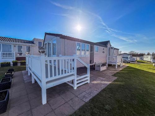 Luxury Caravan For Hire At Hopton Holiday Park With Full Sea Views Ref 80010H