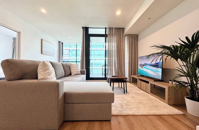 Luxury CBD Escape - 1BR Apartment with Pool & Gym