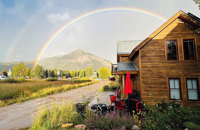 Luxury Chalet - Amazing Mtn Views Steam Shower 2 Blks to Elk Dog Friendly