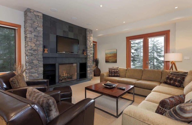 Luxury Chalet with Hot Tub, Steam Room, Views