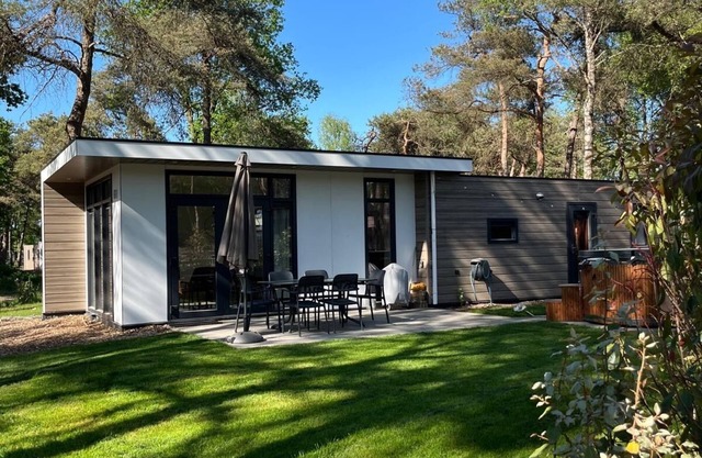 Luxury chalet with hot tub on the Salland Ridge