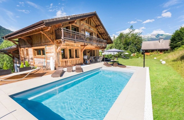 Luxury chalet with swimming pool in a private setting, 400 m from the Cablecar.