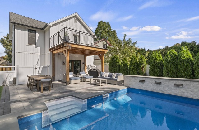 Luxury Charmer with Pool Walk to Town/Track