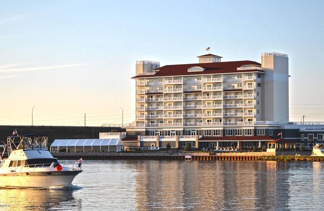 Luxury Condo on River/Golf Course with all the amenities. 10 min walk to beach