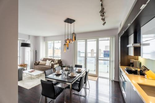 Luxury Condo with Pool, CN Tower View, Gym, Workspace