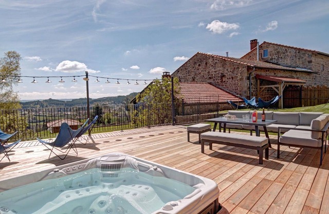 Luxury cottage for 12 with SPA, pool and Wi-Fi