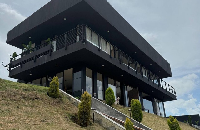 Luxury country house facing Lake Calima