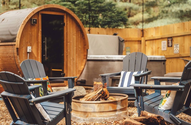 Luxury Cozy cabin with hot tub/sauna/Wifi/close to rock house in Laurelville
