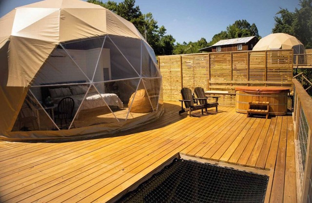 Luxury Dome at Fox Wood, with Cedar Hot Tub on deck, only 15 minutes from downtown Eureka Springs and 8 minutes from Beaver Lake.