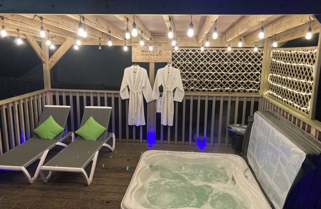 Luxury Dorset coast property with hot tub. Great location, short walk from beach