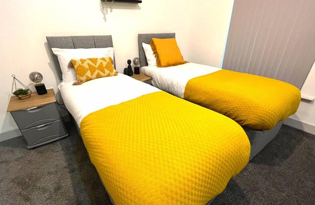 Luxury Double Twin Room Private Bathroom in WN1