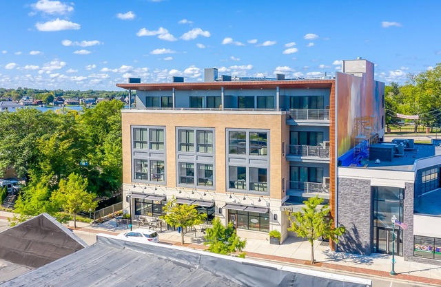 Luxury Downtown Apartment, 2-Bed 2-Bath with Balcony Overlooking the River!