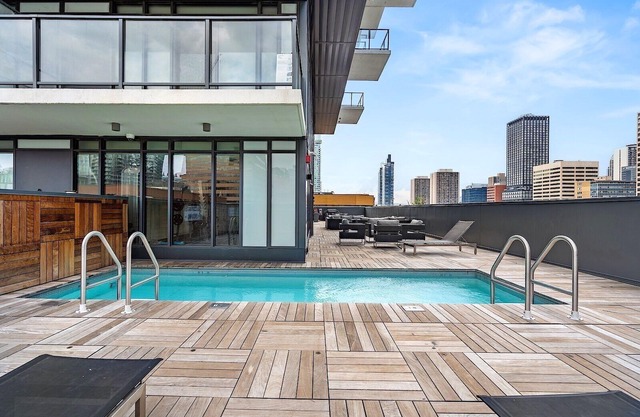 Luxury Downtown SUNSET SUITE, full kitchen, ROOFTOP POOL, gym and FREE PARKING