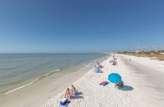Luxury Escape : 1 Mile from the Beach!