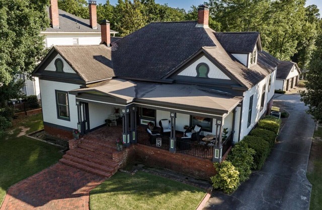 Luxury Fall Retreat Newnan, Steps from Downtown