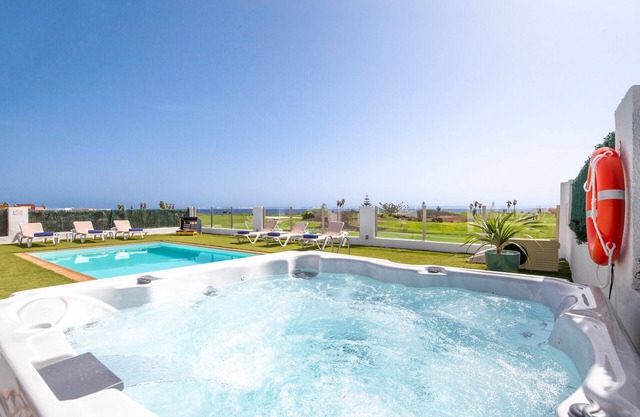 Luxury Family Villa, Jacuzzi, Oceanfront, Heated Pool, Playground, A/C