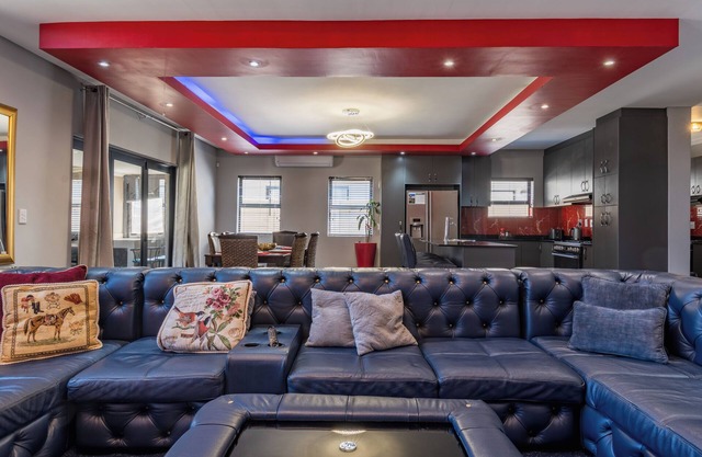 Luxury Family Villa | Grill | Smart TV | A/C