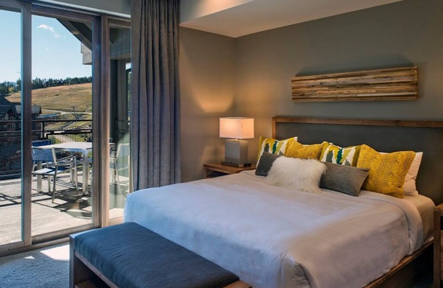 Luxury Four-Bedroom Ski-In/Ski-Out. Jan 31 to Feb 7, 2026 – Peak 8 Breckenridge.