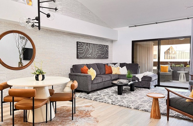 Luxury gated downtown Palm Springs condo: spectacular views, pool, spa, tennis