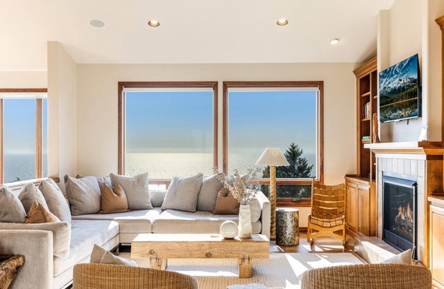 Luxury hillside home w/panoramic ocean & Twin Rock views, Spa & hot tub