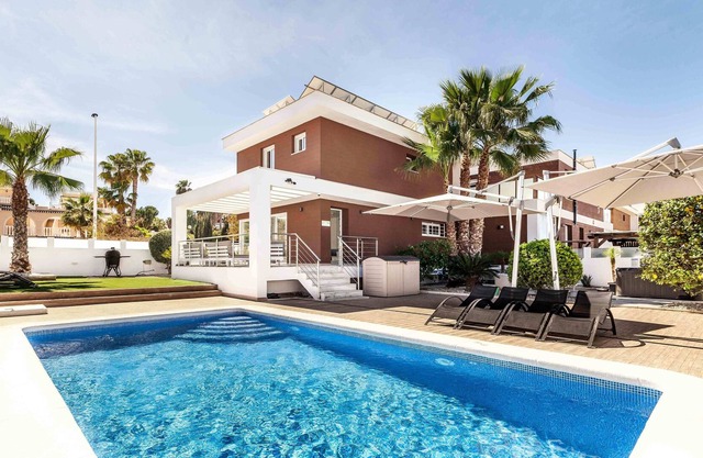 Luxury Holiday Villa, Pool, Hot Tub , 16 pp, golf, Airconditioning, Beach