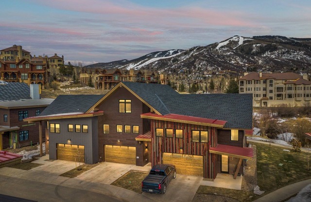 Luxury Home 1 Minute to Wildhorse Gondola W/Private Hot Tub + Office Space
