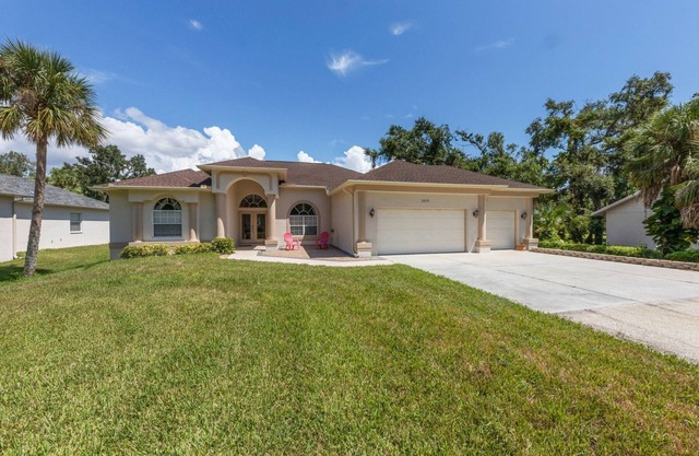 Luxury home 3 King suites,private setting, pool,1 mile to beach, weekly discount