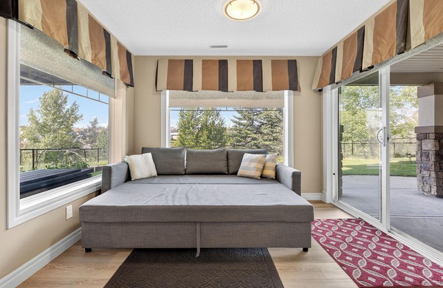 Luxury Home, 5 BR, 10 Beds, Crib, Sleeps 12, Office room, Play room, 12m to YYC.
