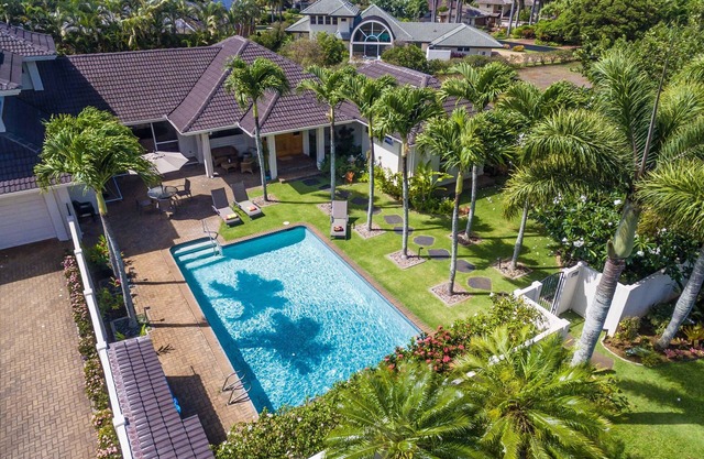 Luxury Home, A/C, Heated Pool, Gourmet Kitchen, 4BR 6 Bath, 3 Master Suites.