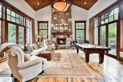 Luxury Home: Hot Tub, Large Kitchen, Pool Table, 5 Fireplaces, Near Canyons Village