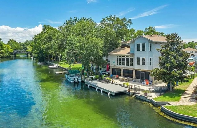 Luxury Home on The Weeki Wachee River!