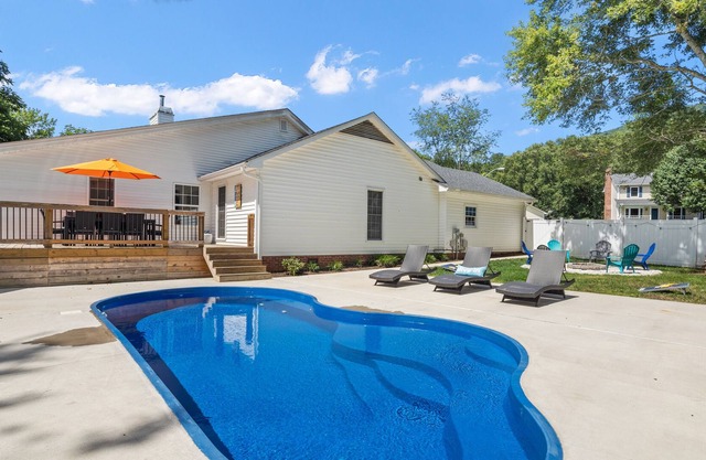 Luxury home w/pool, firepit, king bed in Asheville