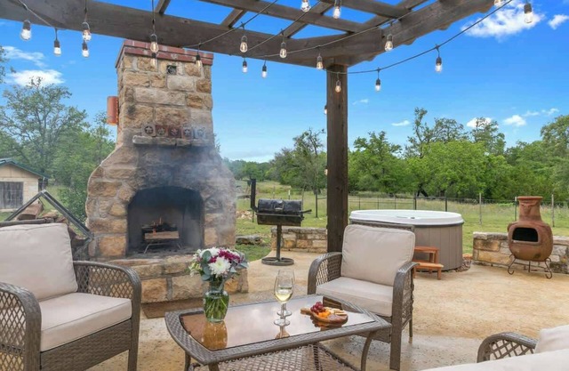 Luxury Home With Fire Pit & Hill Country Views