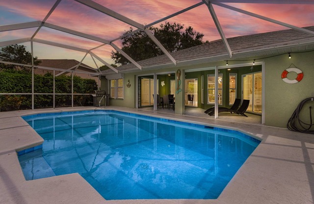 Luxury home with pool in Naples, FL, minutes from Downtown 5th Ave & Beaches