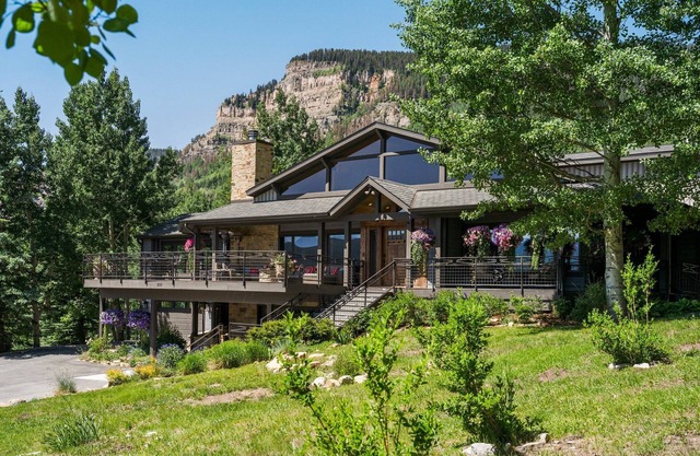 Luxury Home with Stunning Views, Hot Tub, 5 Min. to Ski, Elevator, Dog Friendly