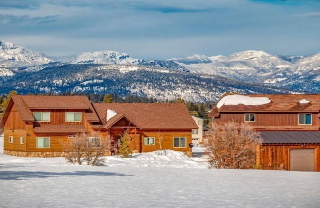 Luxury Home with Gorgeous Mountain Views!