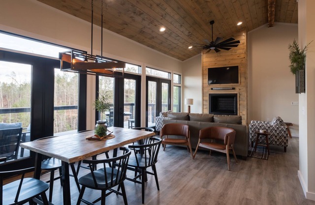 Luxury/Hot-Tub/WiFi - A Red River Barnhouse