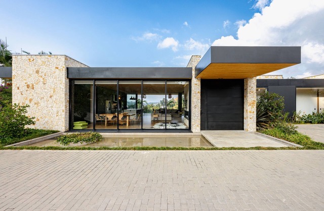 Luxury House next to Guatapé reservoir wtih Jacuzzi and tennis court