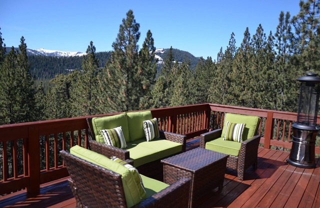 Luxury in prime location. Hot tub, games room with pool table. 4th night free.