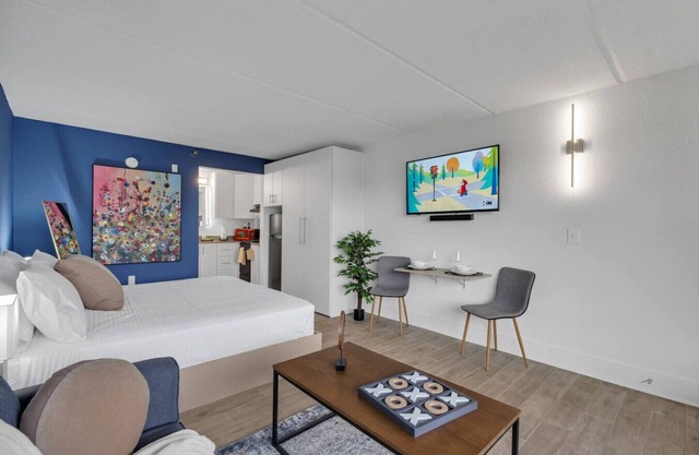 Luxury King Room 7m to Disney w/Pool+ Free Parking