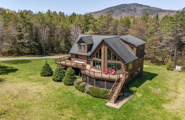 Luxury Lake Placid Retreat: EV, Near Town, Sleeps 14 - Spacious!