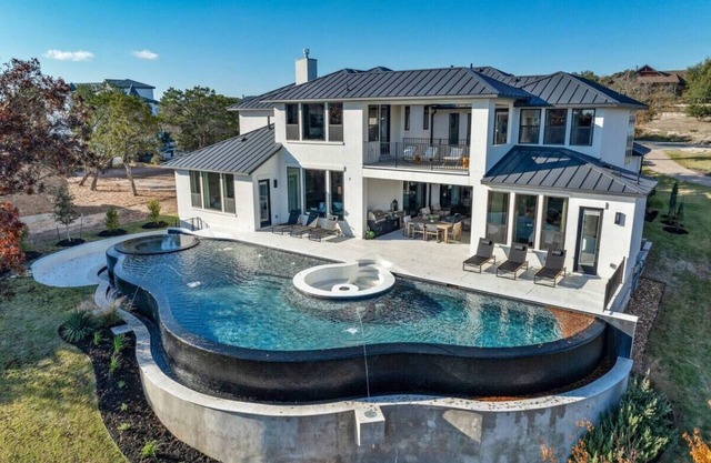 Luxury Lakefront Travis -Heated Pool/Games/Theater