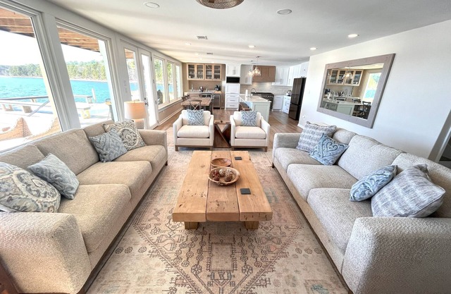 Luxury Lakeside Home near Garvan Gardens & Chapel. Dock, Kayaks, Hot Tub & more