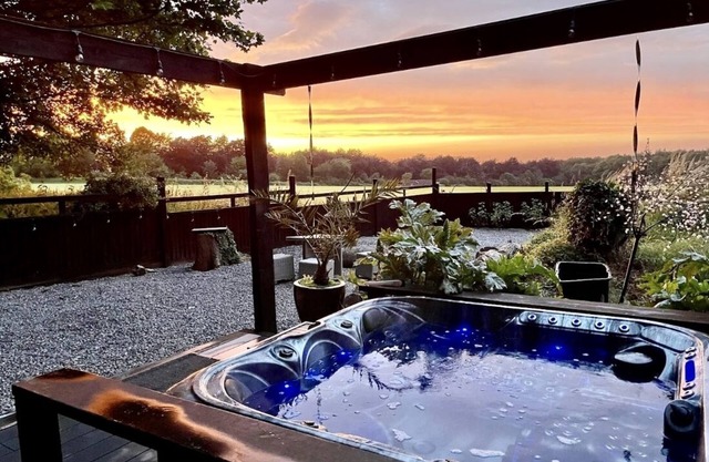 Luxury Lodge close to Clifton Suspension Bridge, hot tub. Sleeps 2 people.