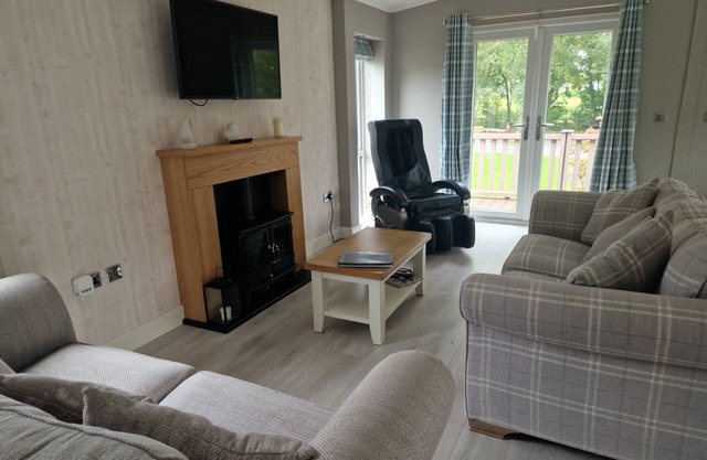 Luxury Lodge - Sleeps 4, hot tub & parking